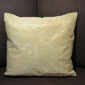 Kussenhoes Beige met glanzend licht blaadjes motief 45x45cm