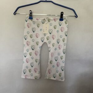 Baby flaredbroek mt 86 wit met ballonnen.