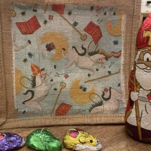 Cadeautasje sinterklaas met vrolijke kleine sint afbeeldingen.