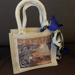 Cadeautasje met safari print, aan de andere kant staan ook olifanten. 22x20x13